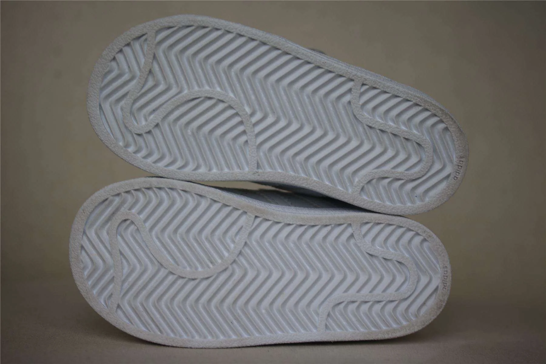 ADIDAS ORIGINALS SUPERSTAR KIDS WHITE VELCRO TRAINERS EU 24 UK 7K US 7.5K - Image 4