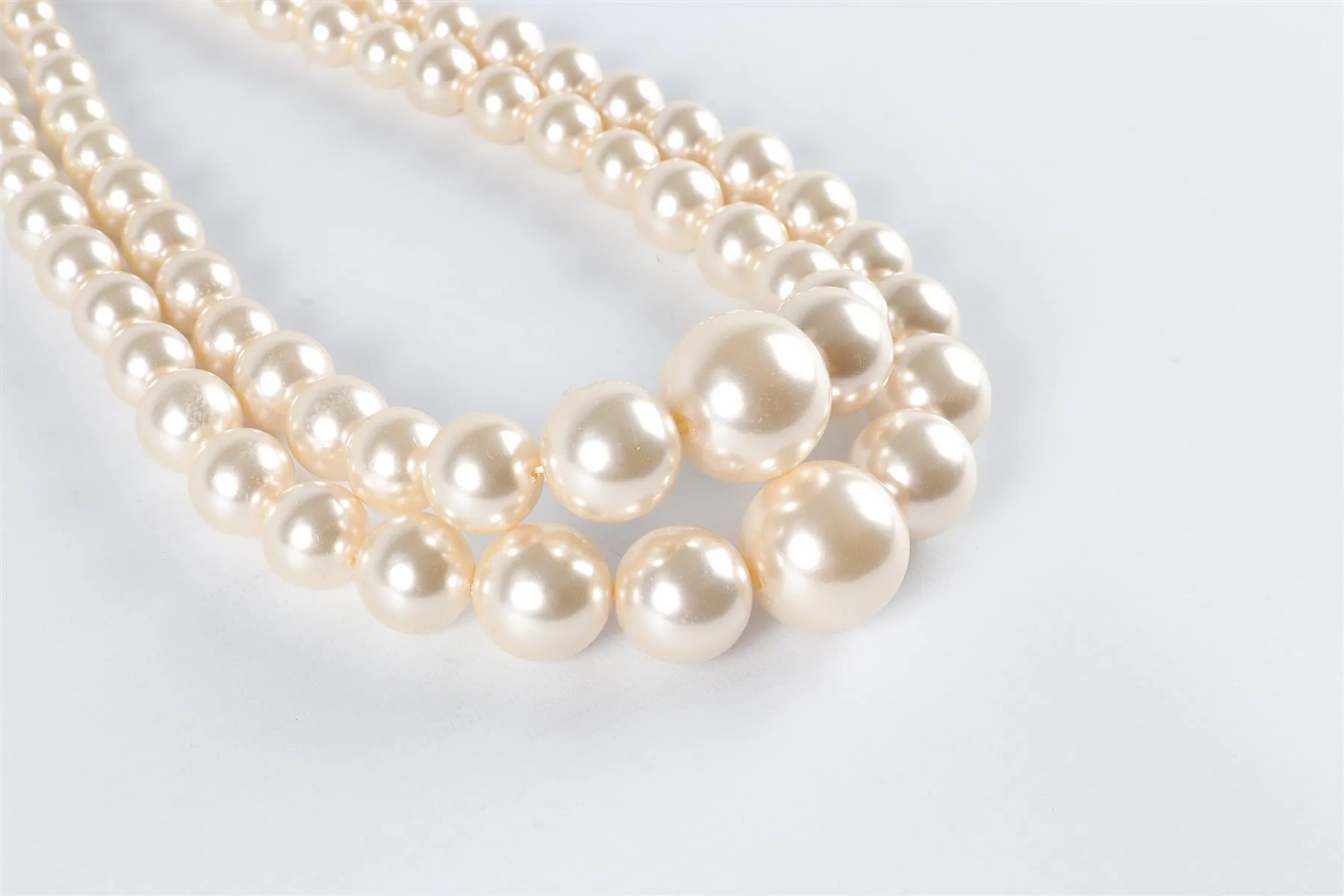 ALESSANDRA RICH IVORY CRYSTAL AND FAUX PEARL NECKLACE - Image 3