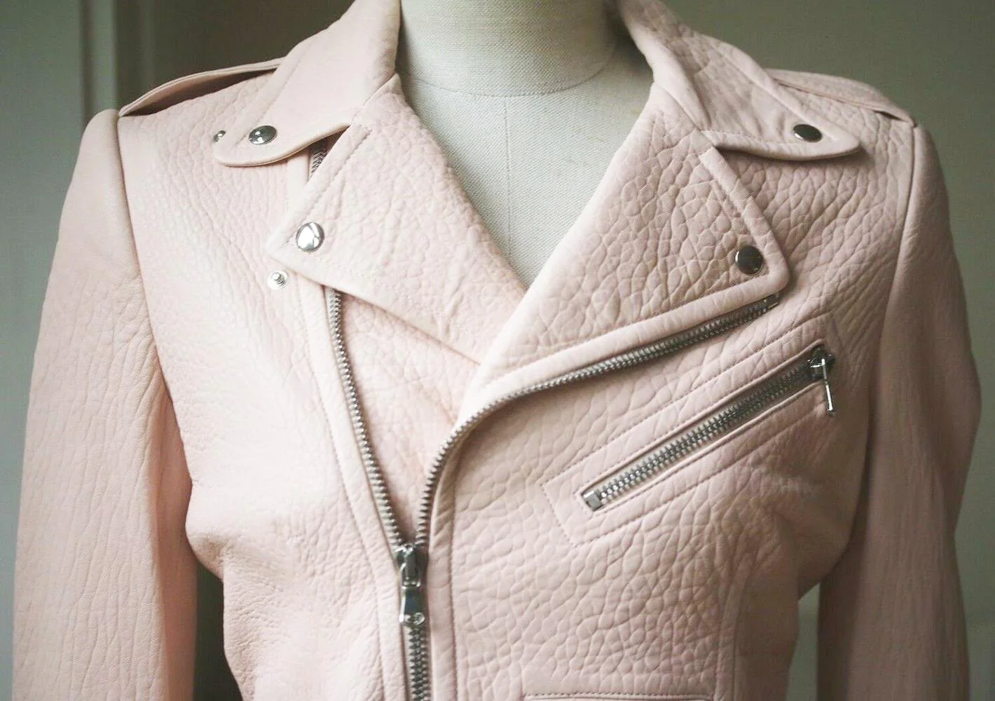 ALEXANDER MCQUEEN CROPPED TEXTURED LEATHER BIKER JACKET IT 40 UK 8 - Image 3