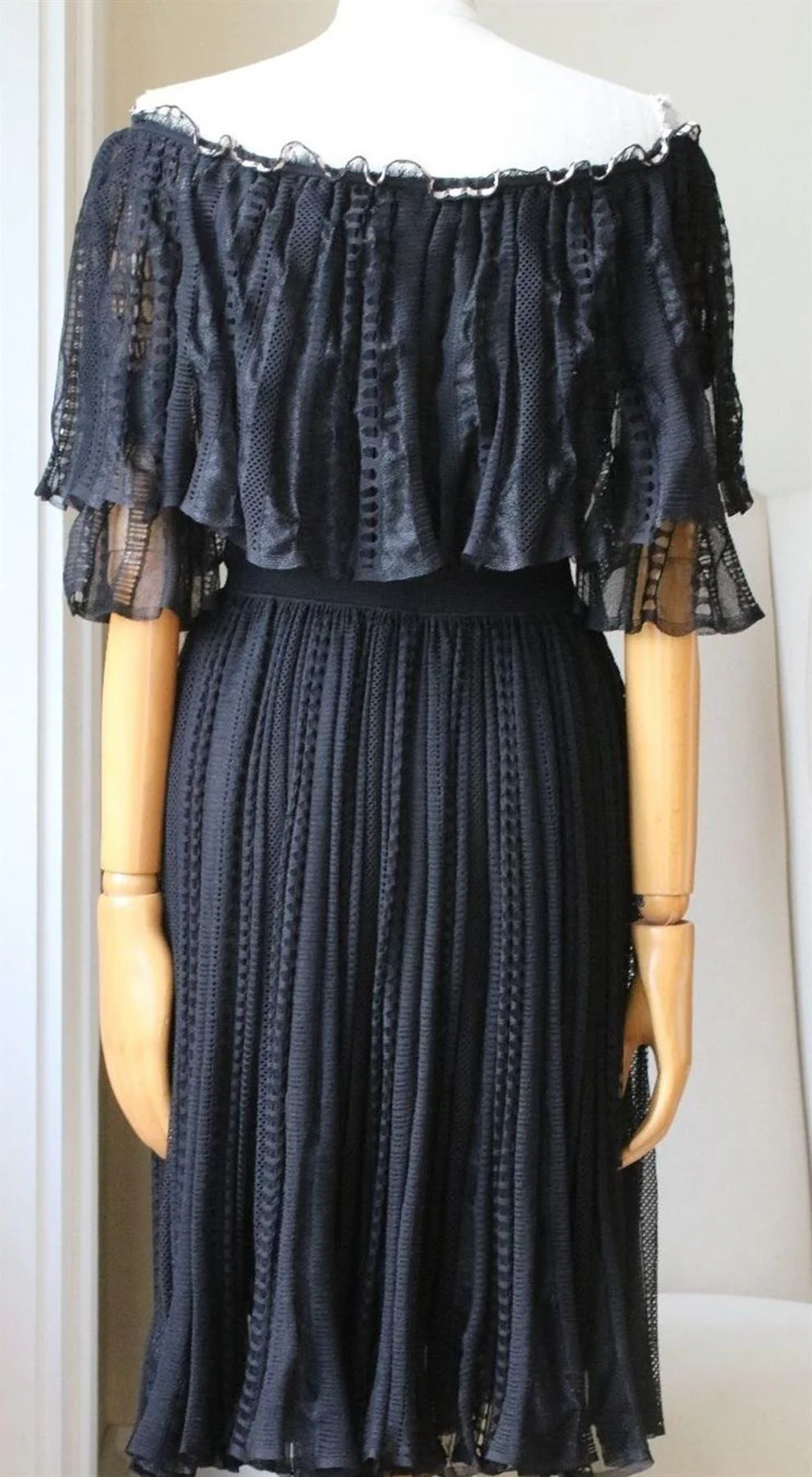 ALEXANDER MCQUEEN OFF THE SHOULDER RUFFLED KNITTED DRESS MEDIUM - Image 4