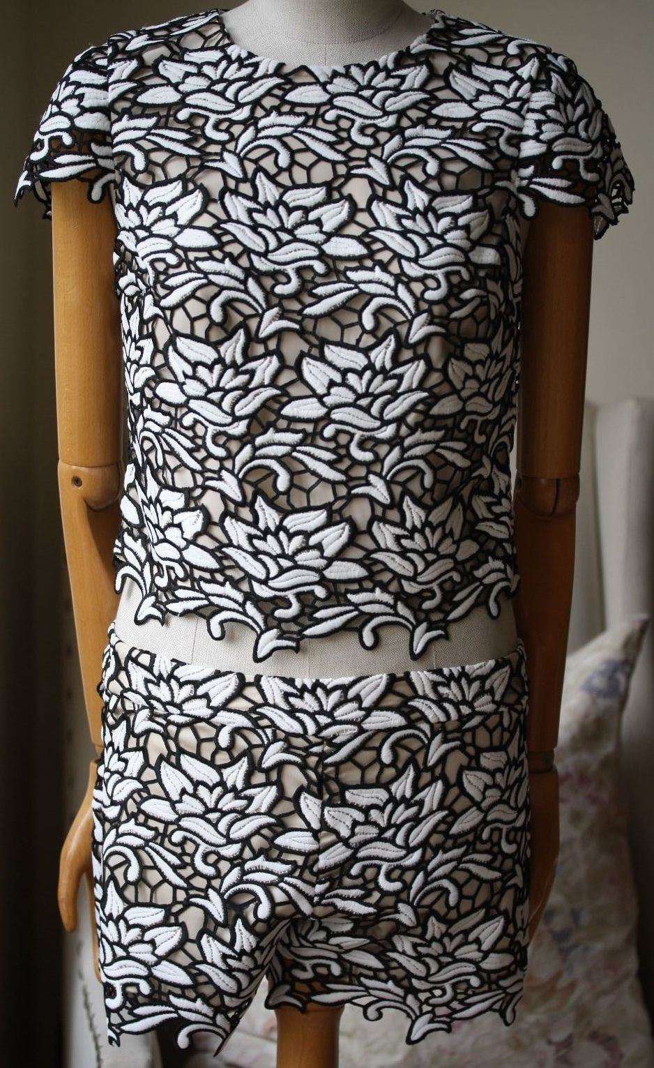 ALICE AND OLIVIA EVE EMBROIDERY LACE TOP SMALL/P - Image 3