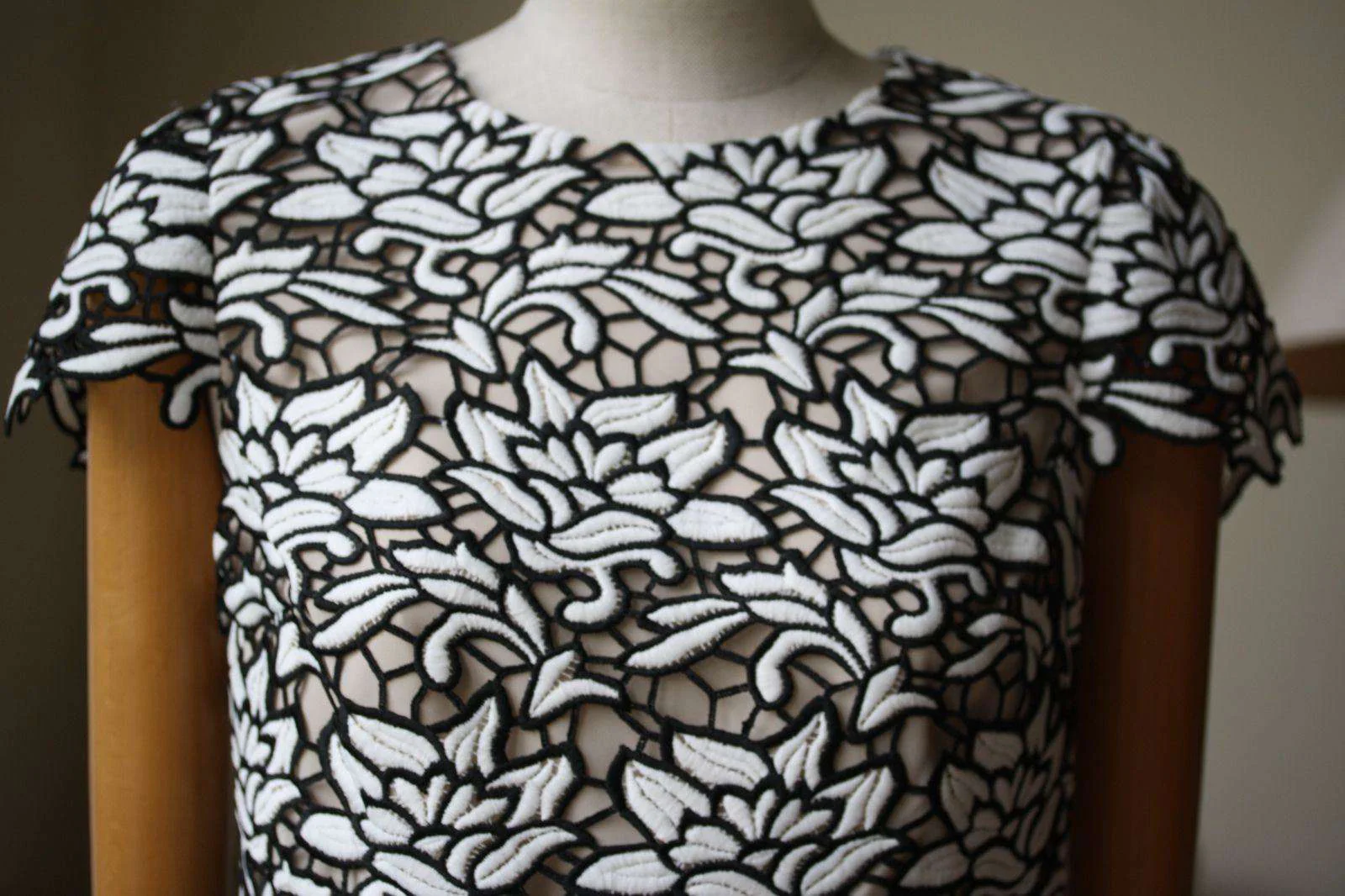 ALICE AND OLIVIA EVE EMBROIDERY LACE TOP SMALL/P - Image 4