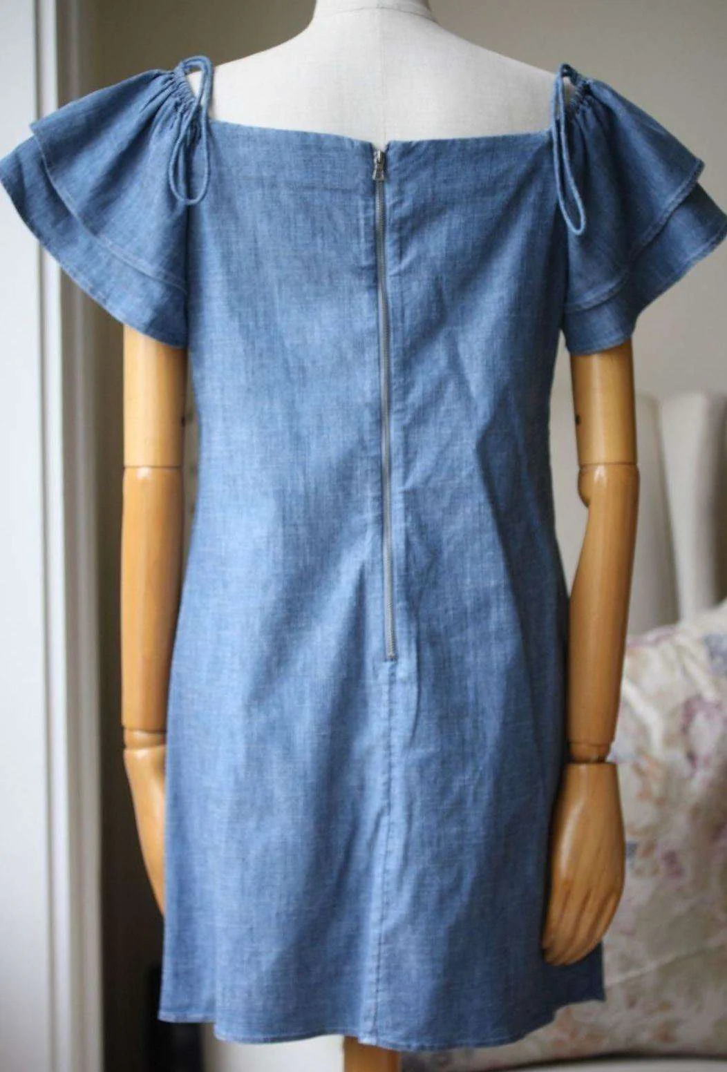 ALICE AND OLIVIA TULA OFF-THE-SHOULDER DENIM SHIFT DRESS MEDIUM - Image 6