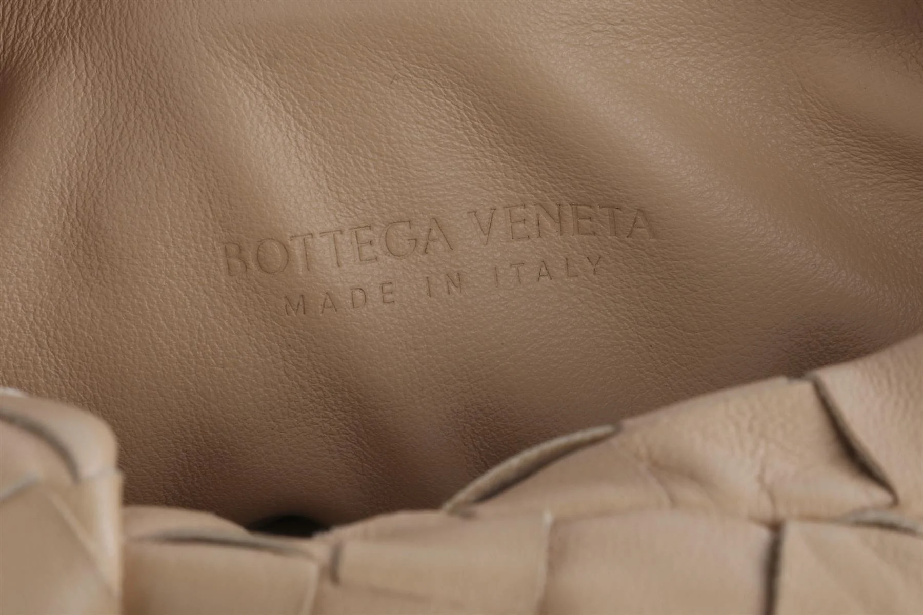 BOTTEGA VENETA BEIGE JODIE MINI INTRECCIATO LEATHER TOTE BAG - Image 9