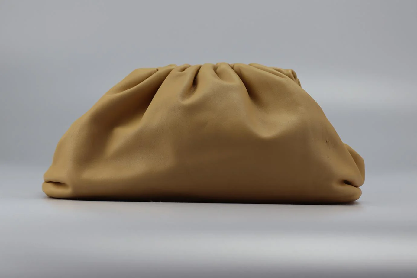 BOTTEGA VENETA THE POUCH LARGE GATHERED LEATHER CLUTCH - Image 4