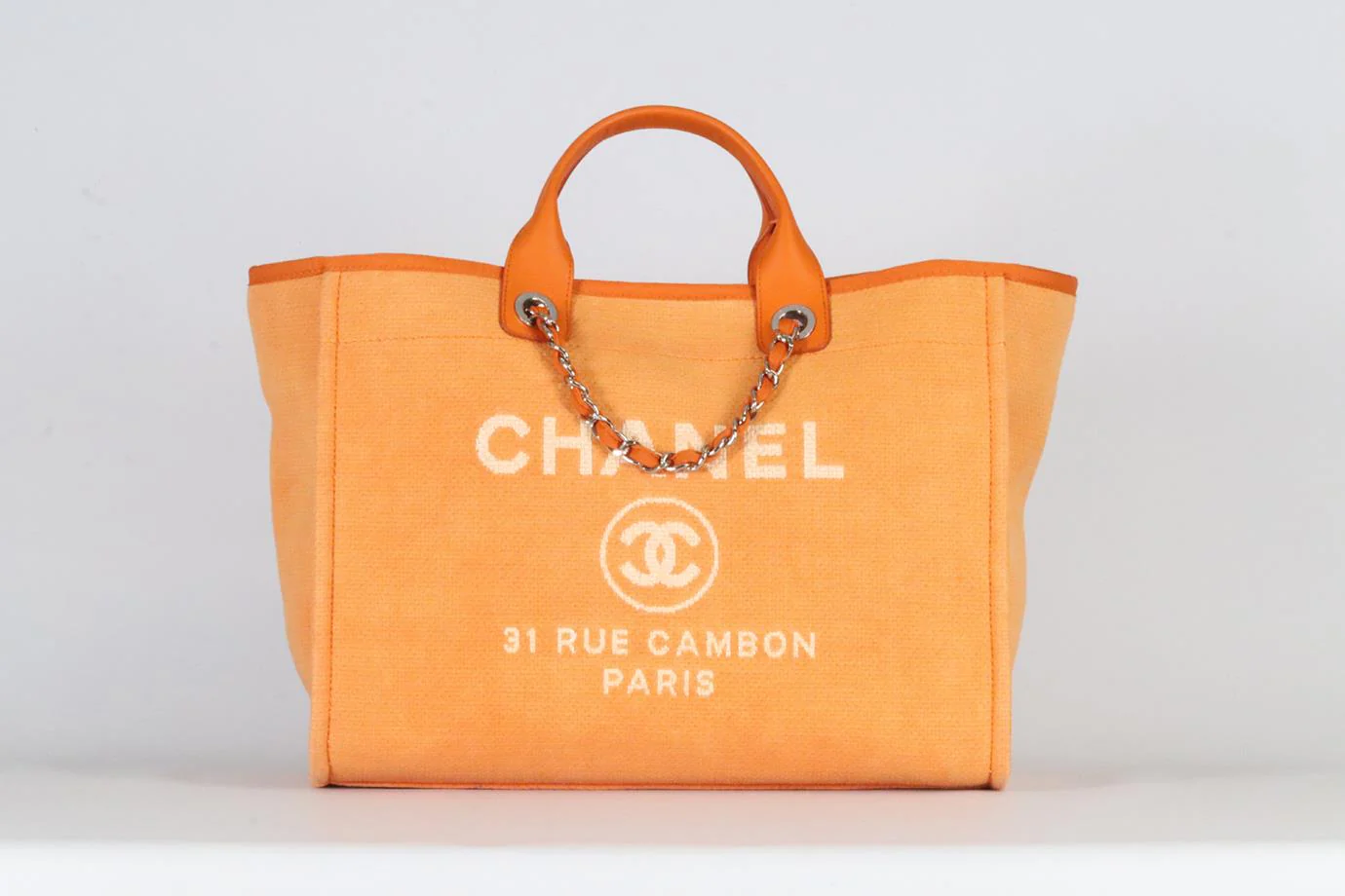 CHANEL 2015 DEAUVILLE MEDIUM CANVAS AND LEATHER TOTE BAG - Image 2