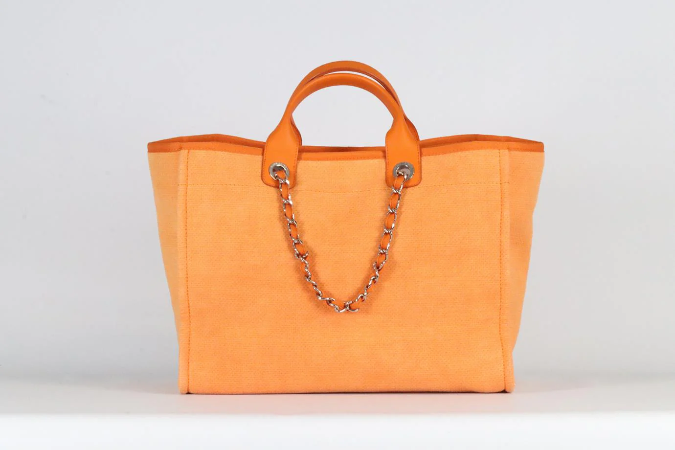 CHANEL 2015 DEAUVILLE MEDIUM CANVAS AND LEATHER TOTE BAG - Image 3