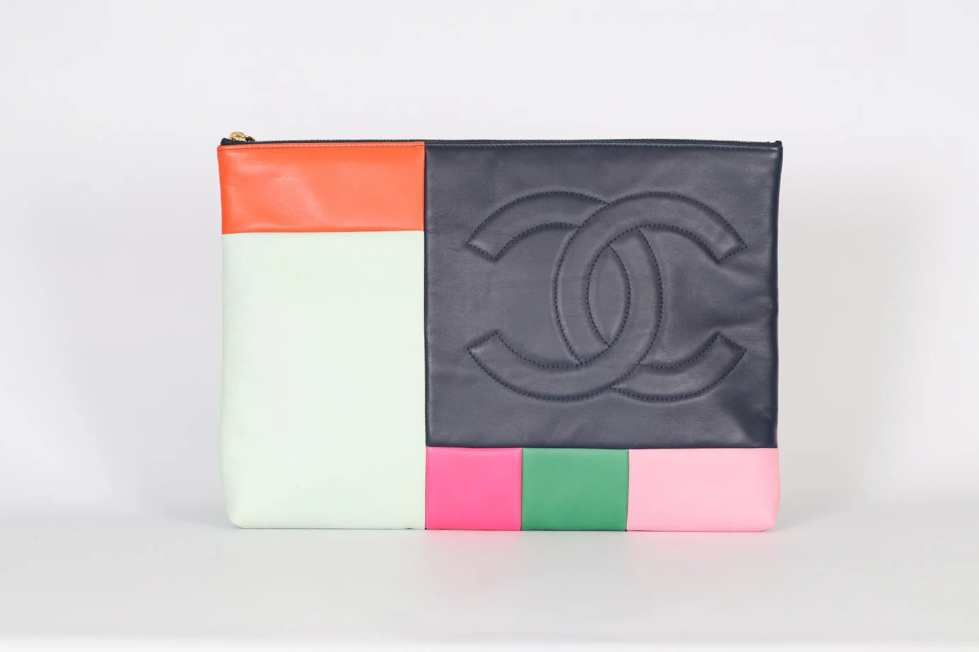 CHANEL 2015 O-CASE LEATHER CLUTCH - Image 2