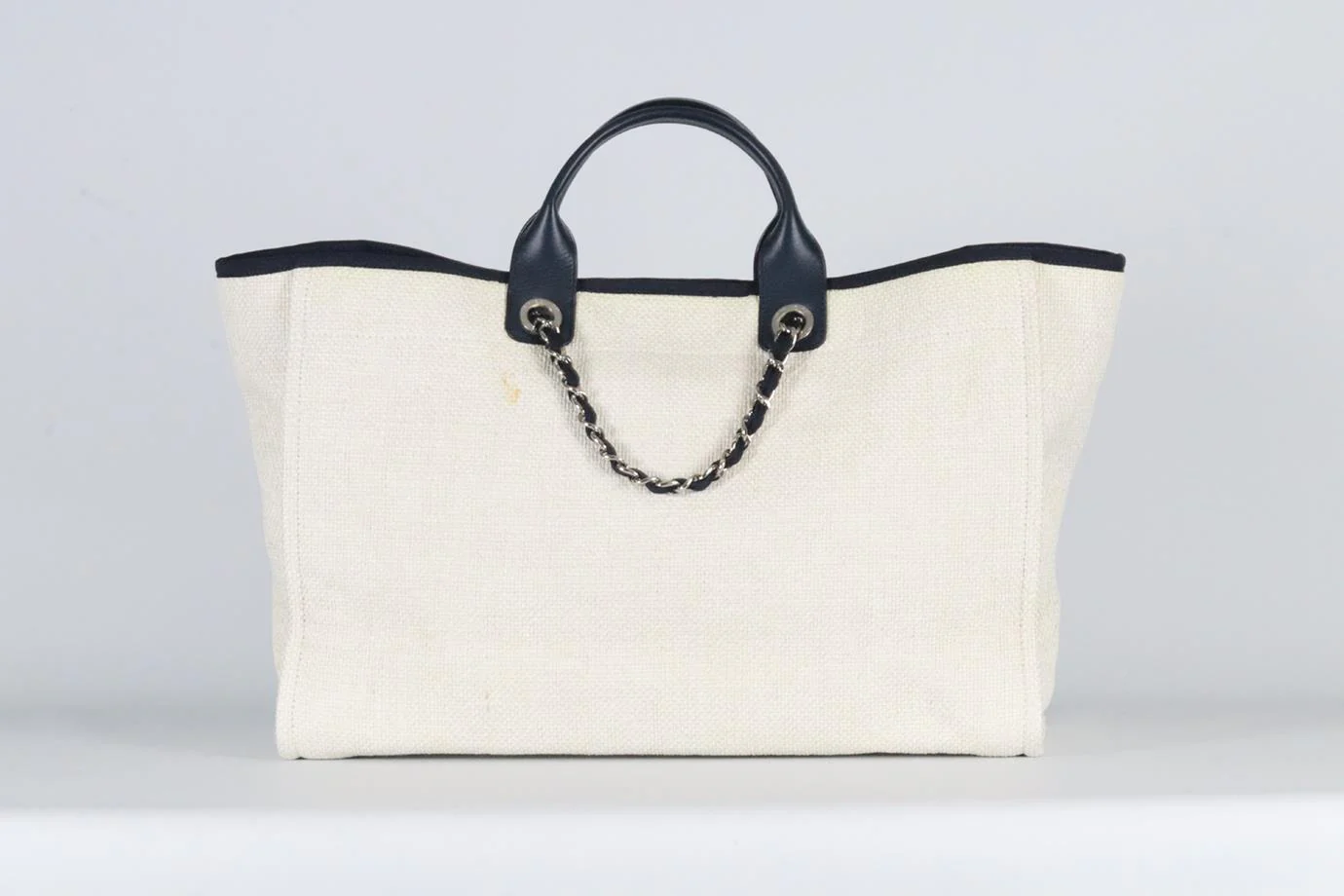 CHANEL 2017 DEAUVILLE LARGE CANVAS AND LEATHER TOTE BAG - Image 4