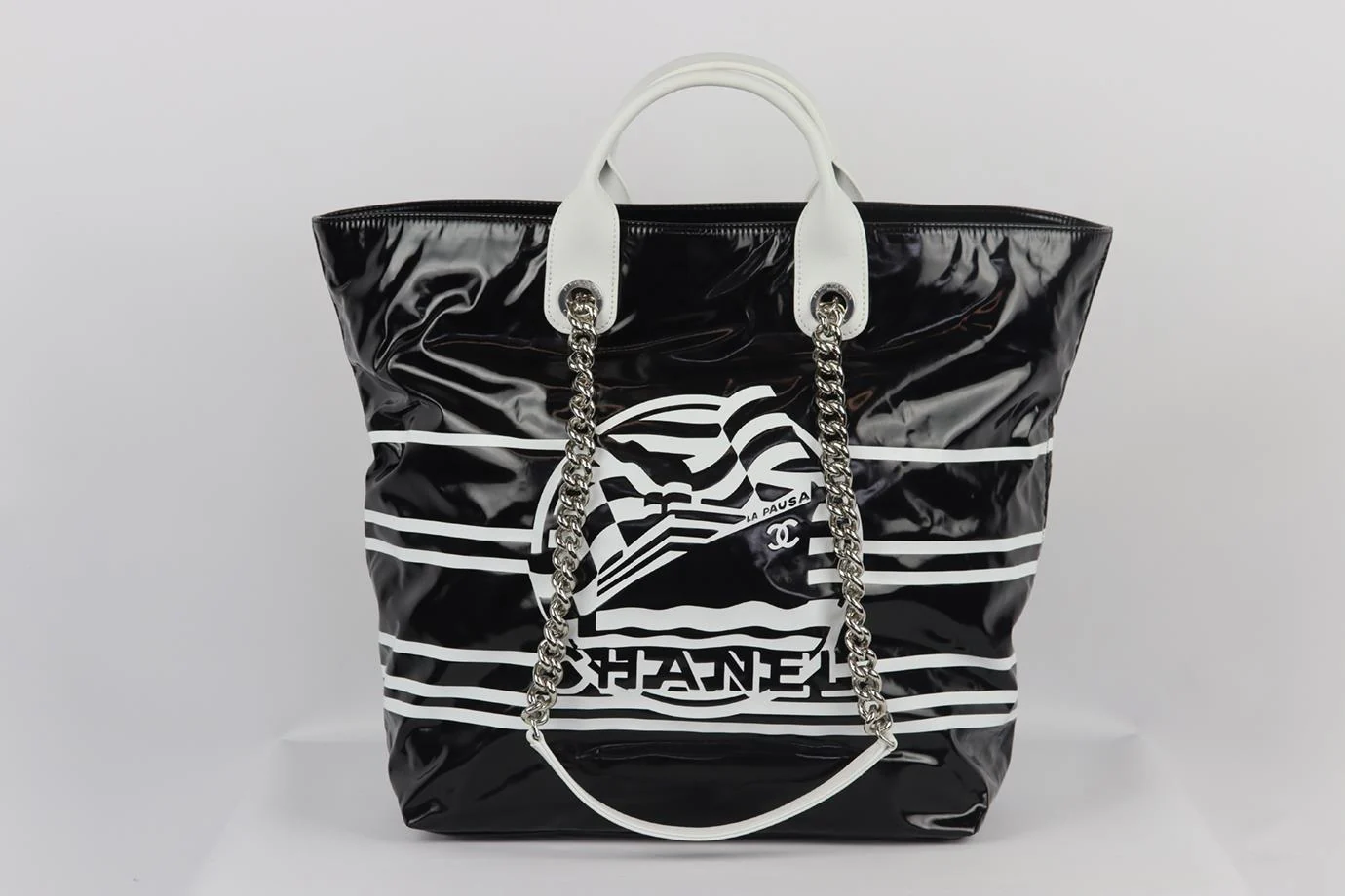 CHANEL 2019 LA PAUSA BAY SMALL COATED CANVAS AND LEATHER TOTE BAG - Image 2