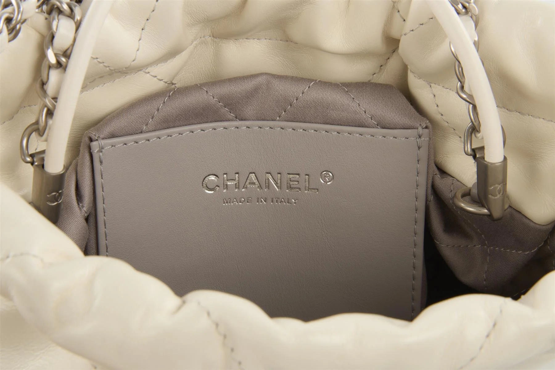 CHANEL 2023 WHITE 22 MINI QUILTED LEATHER SHOULDER BAG - Image 9