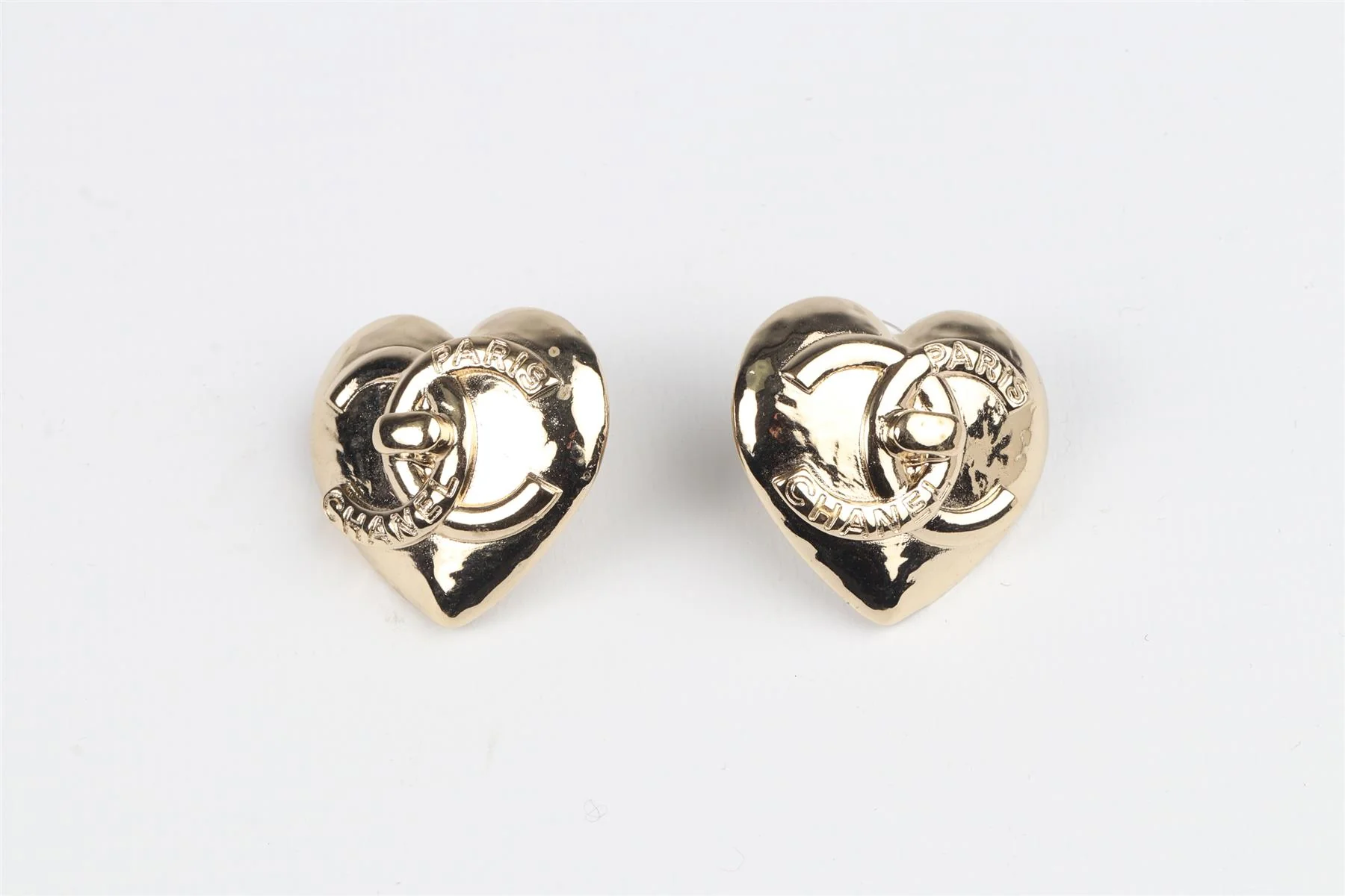 CHANEL GOLD 2022 HEART GOLD TONE EARRINGS - Image 2