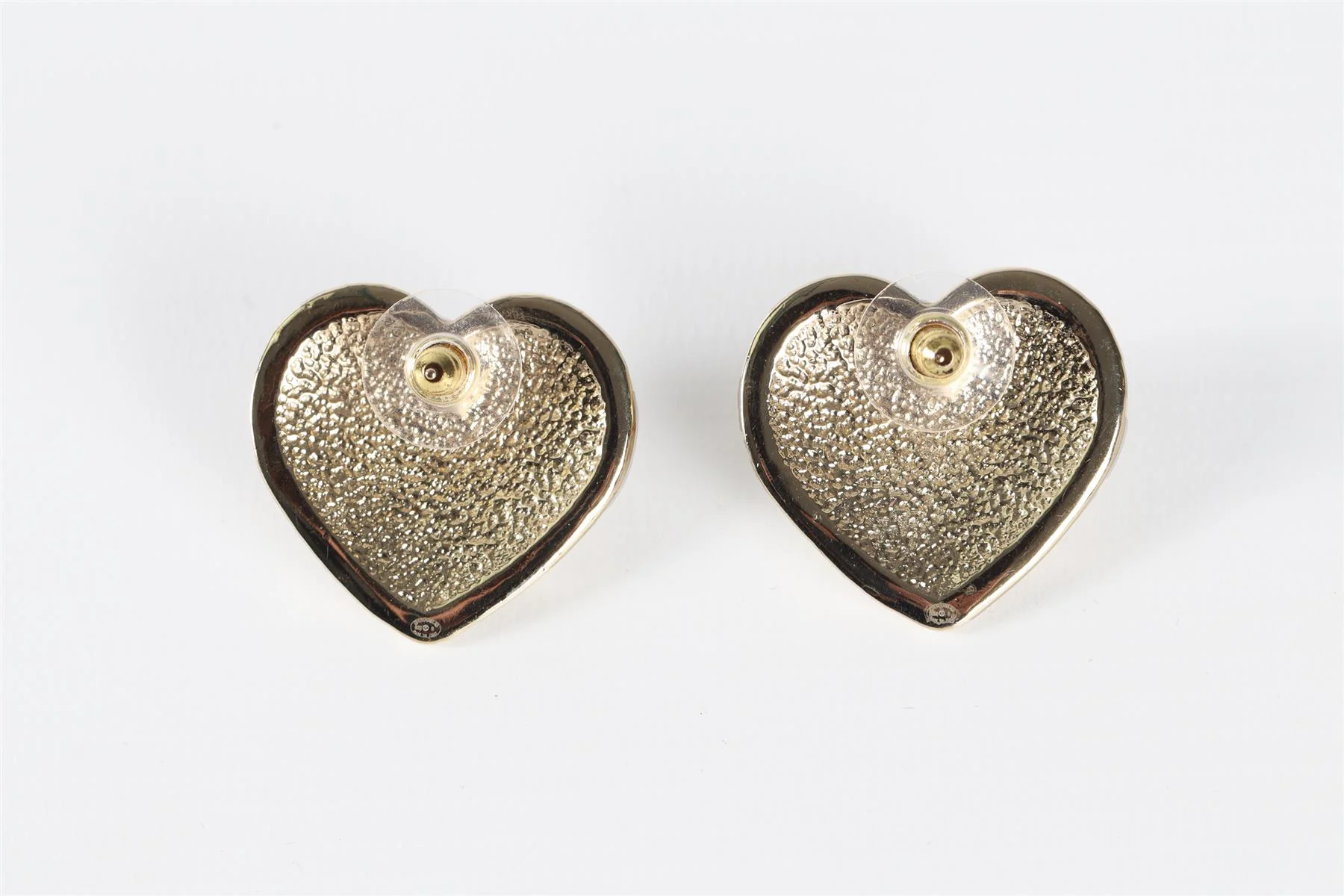 CHANEL GOLD 2022 HEART GOLD TONE EARRINGS - Image 4