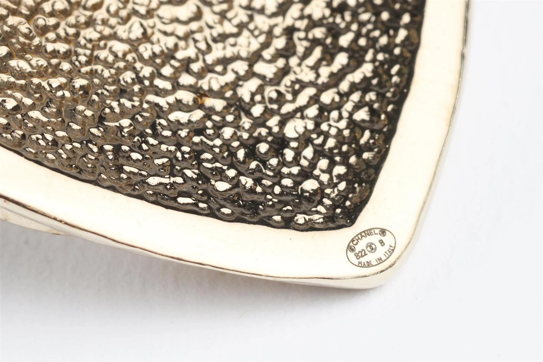 CHANEL GOLD 2022 HEART GOLD TONE EARRINGS - Image 5