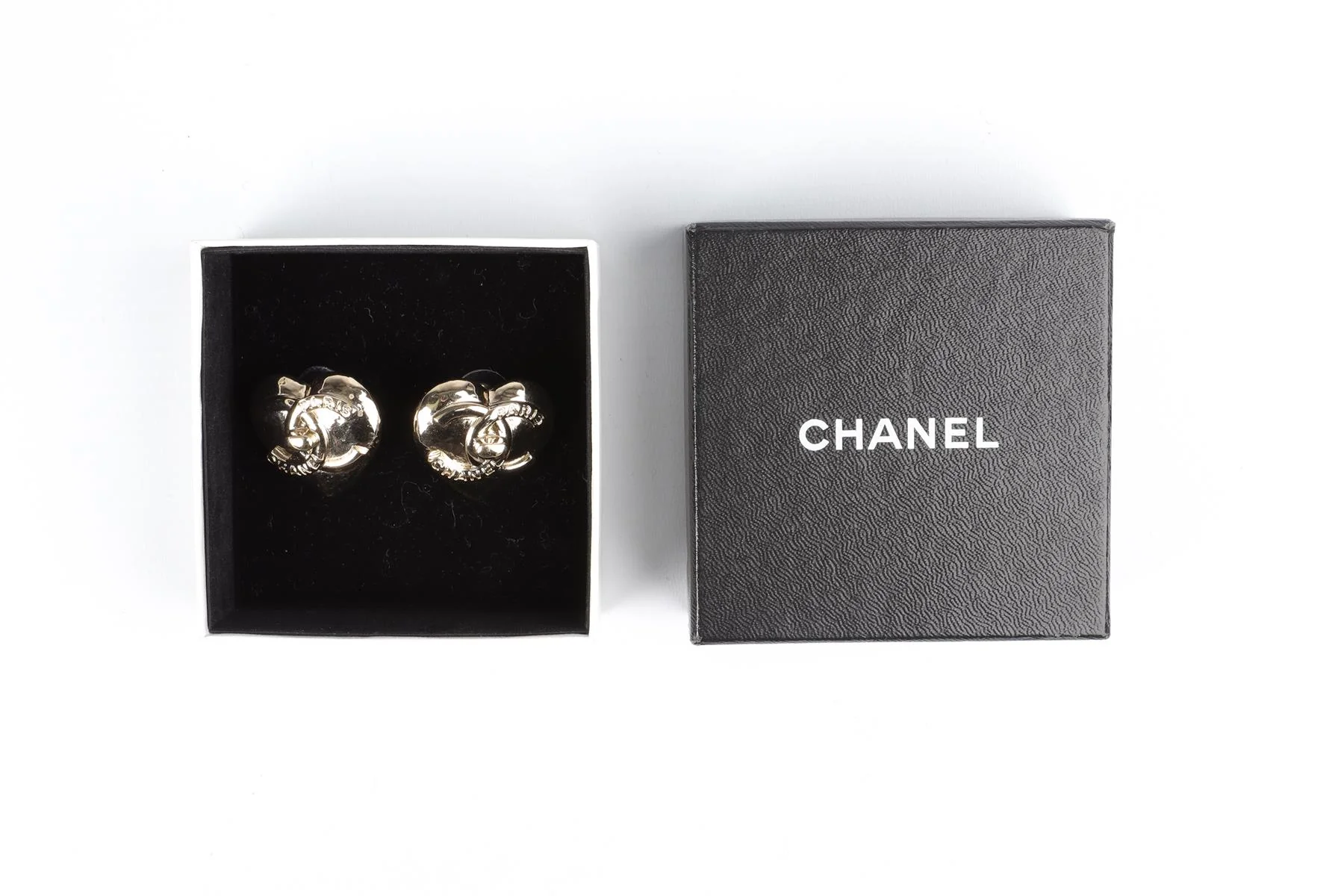 CHANEL GOLD 2022 HEART GOLD TONE EARRINGS - Image 6
