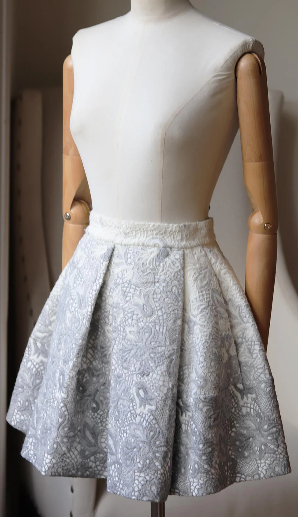 ERMANNO SCERVINO WOOL BLEND GUIPURE LACE MINI SKIRT IT 40 UK 8 - Image 3
