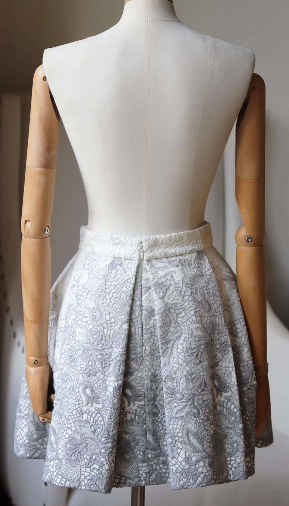 ERMANNO SCERVINO WOOL BLEND GUIPURE LACE MINI SKIRT IT 40 UK 8 - Image 4