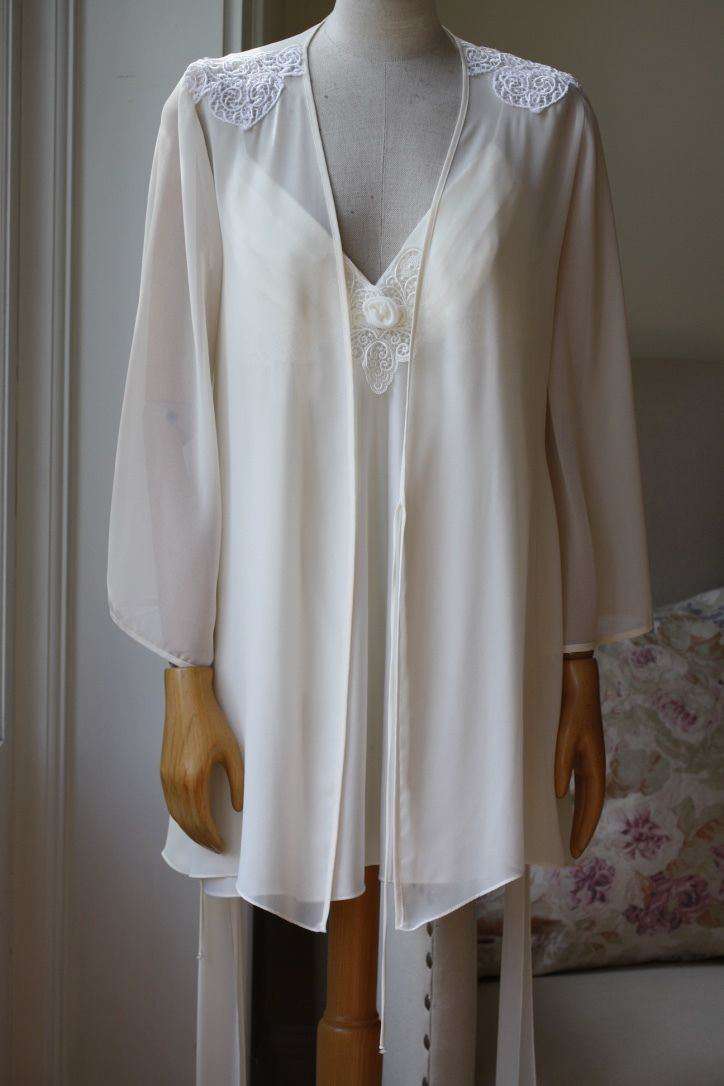 FLORA NIKROOZ DREAMTAKER CHEMISE AND ROBE SMALL/LARGE - Image 3