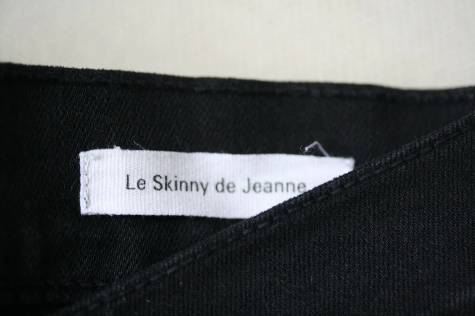FRAME LE SKINNY DE JEANNE RIPPED BLACK JEANS W25 UK 6/8 - Image 4