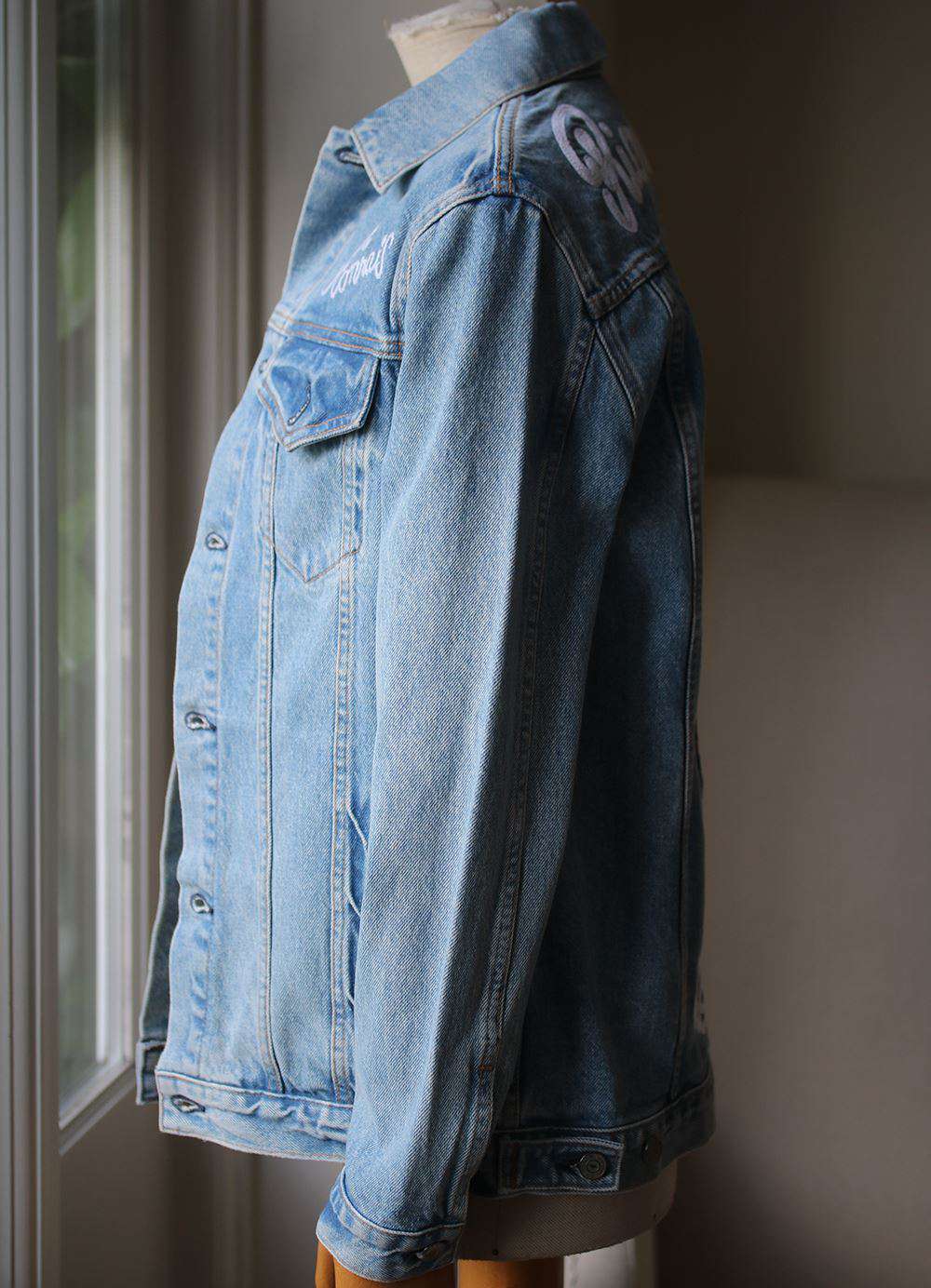GRLFRND DARIA OVERSIZED EMBROIDERED DENIM TRUCKER JACKET SMALL - Image 4