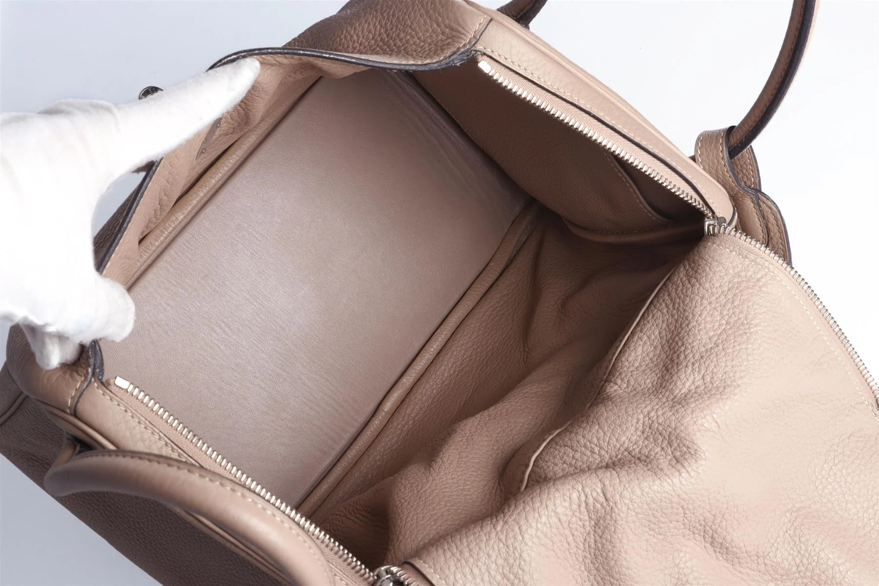 HERMÈS 2008 LINDY 26 CM CLEMENCE LEATHER SHOULDER BAG IN ETOUPE - Image 11