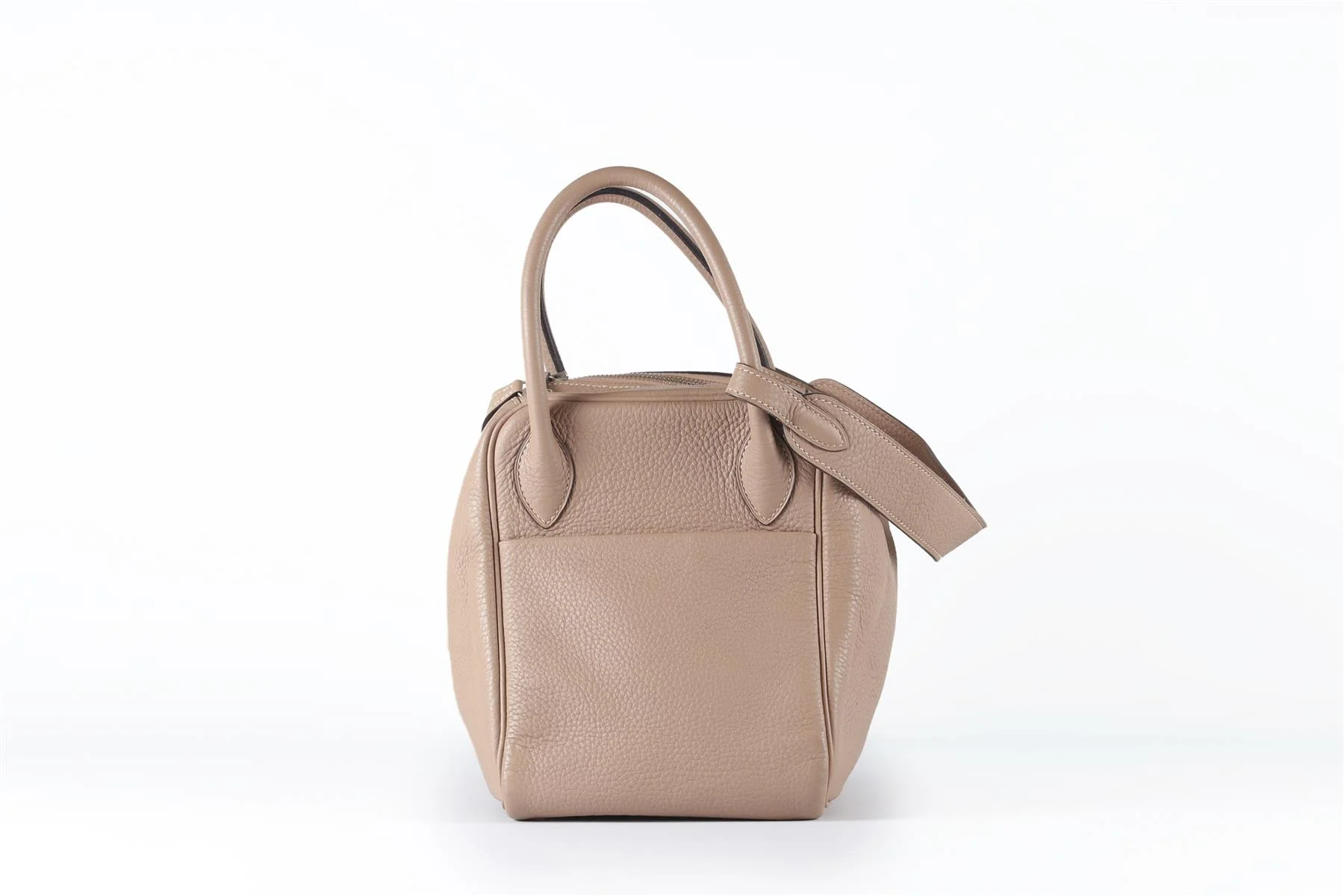 HERMÈS 2008 LINDY 26 CM CLEMENCE LEATHER SHOULDER BAG IN ETOUPE - Image 4