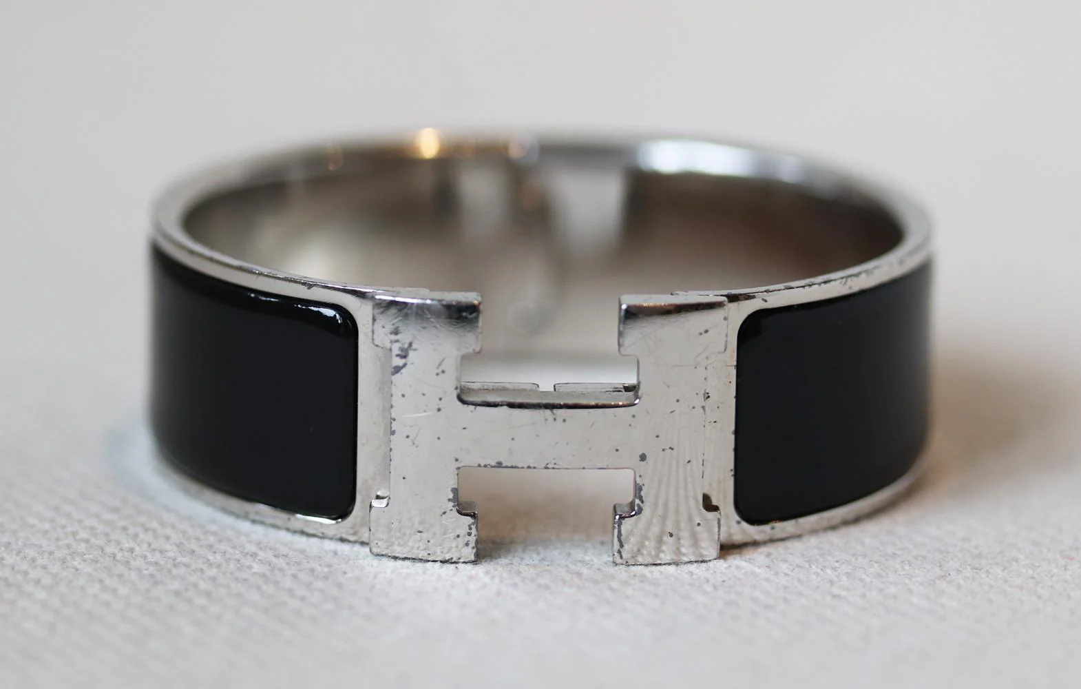HERMÈS CLIC CLAC H ENAMEL AND PALLADIUM PLATED BRACELET - Image 2