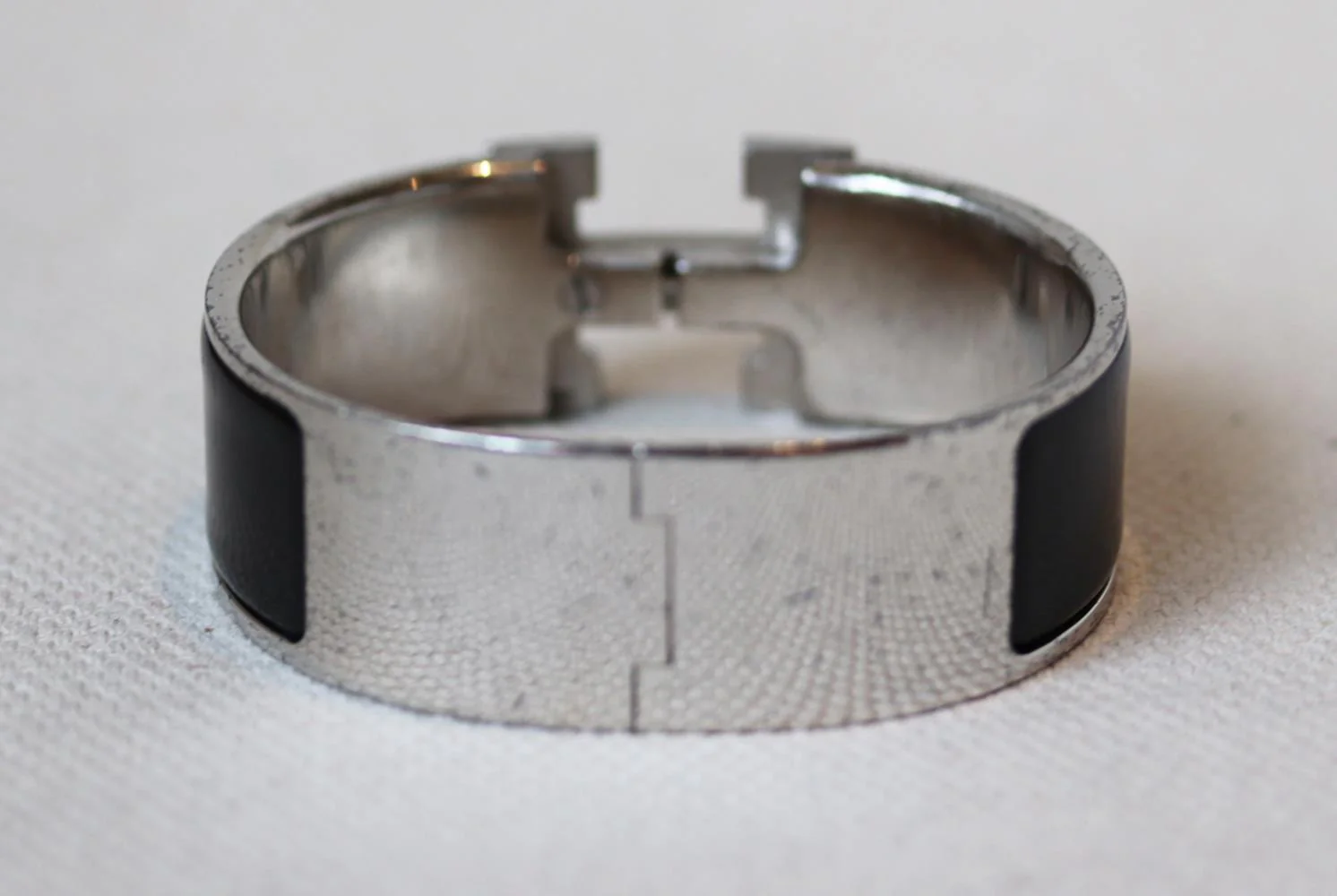 HERMÈS CLIC CLAC H ENAMEL AND PALLADIUM PLATED BRACELET - Image 5