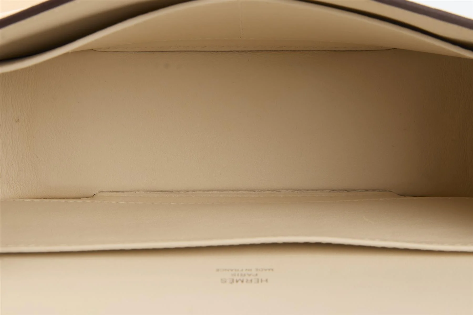 HERMÈS CREAM 2022 GETA CHEVRE LEATHER SHOULDER BAG IN NATA - Image 10