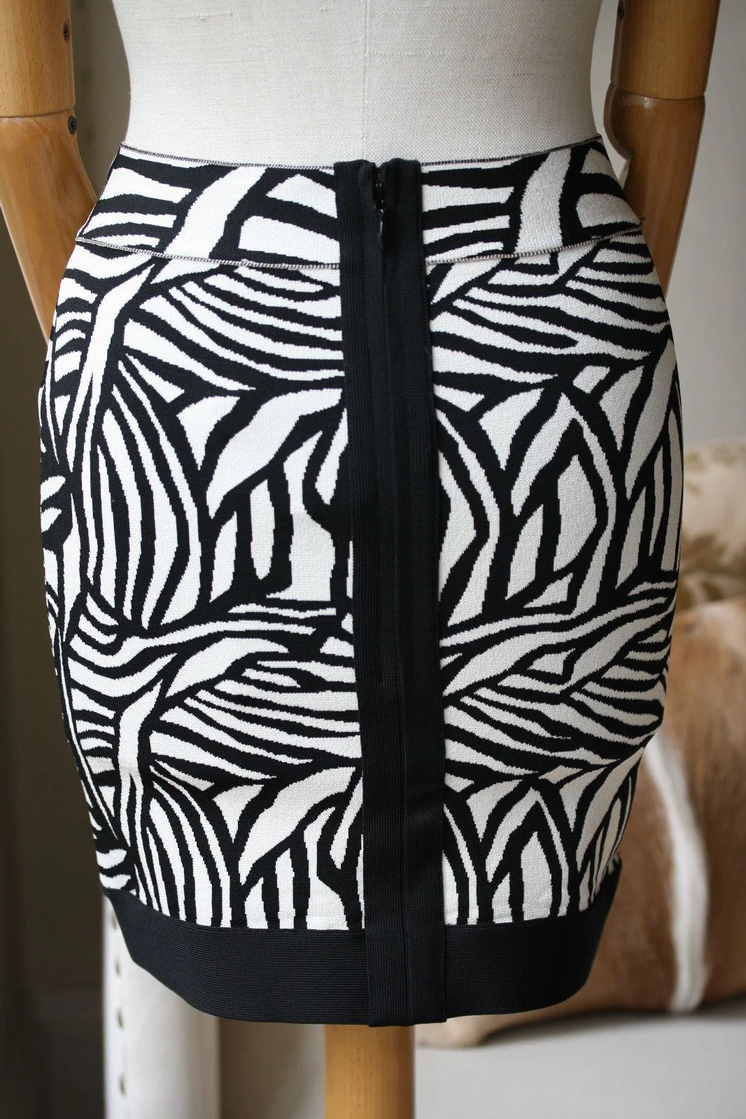 HERVE LEGER GALENA JACQUARD SKIRT SMALL - Image 3