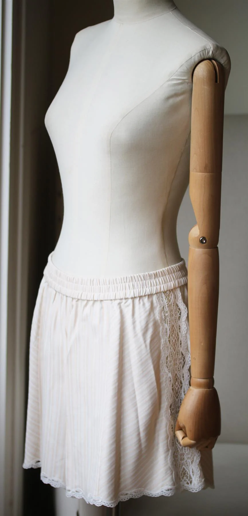 JONATHAN SIMKHAI LACE TRIMMED FLARED SHORTS MEDIUM - Image 5