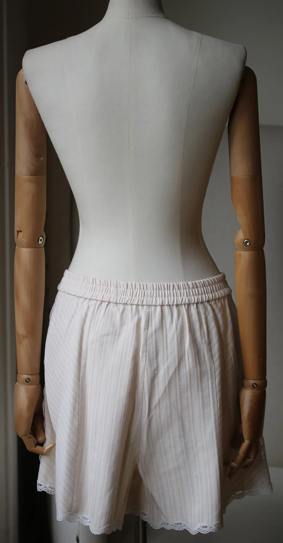 JONATHAN SIMKHAI LACE TRIMMED FLARED SHORTS MEDIUM - Image 6