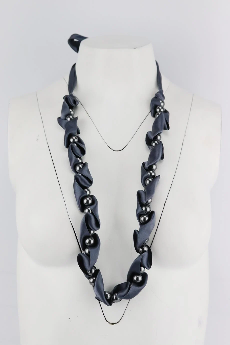 LANVIN FAUX PEARL AND RIBBON NECKLACE - Image 2