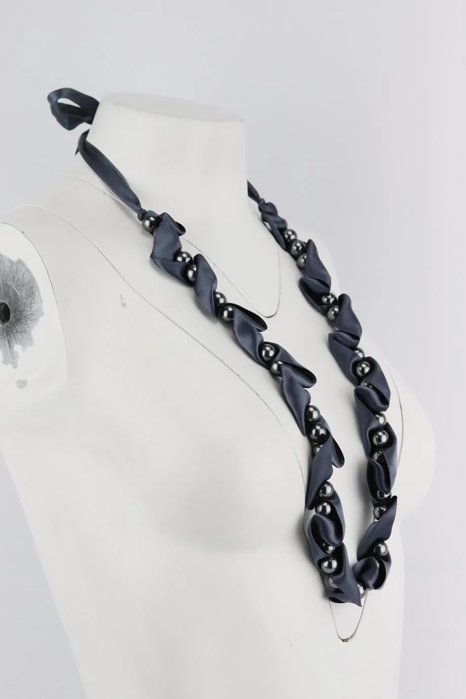 LANVIN FAUX PEARL AND RIBBON NECKLACE - Image 3
