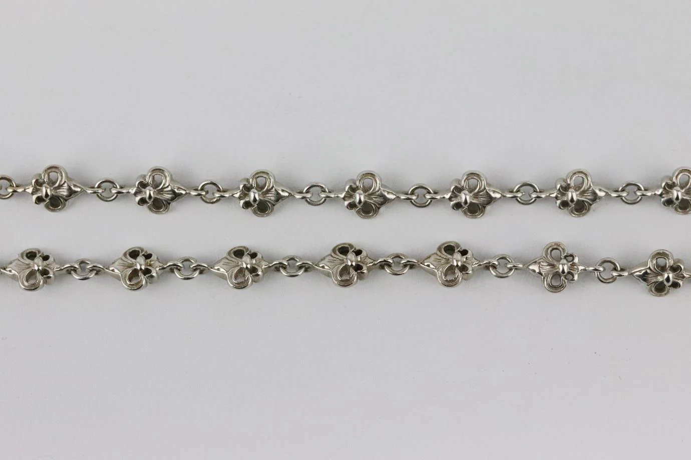 LOREE RODKIN FLEUR DE LIS 18K WHITE GOLD NECKLACE - Image 4