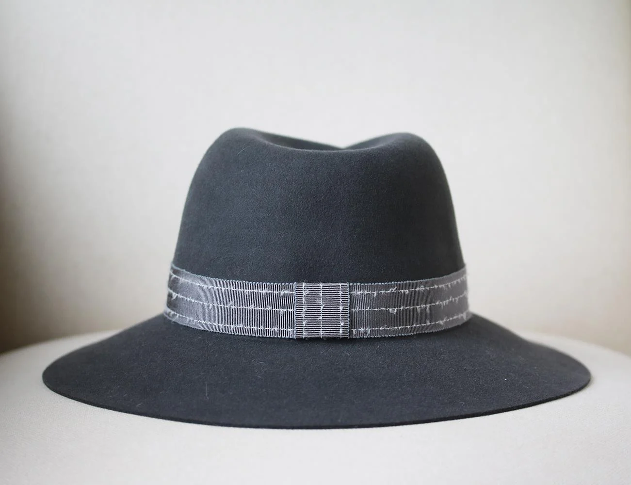 MAISON MICHEL VIRGINIE GROSGRAIN TRIMMED RABBIT FELT FEDORA LARGE - Image 4