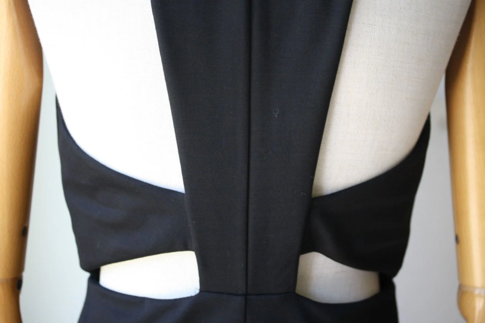 MASON BY MICHELLE MASON PLUNGE CUT OUT DRESS MEDIUM - Image 6