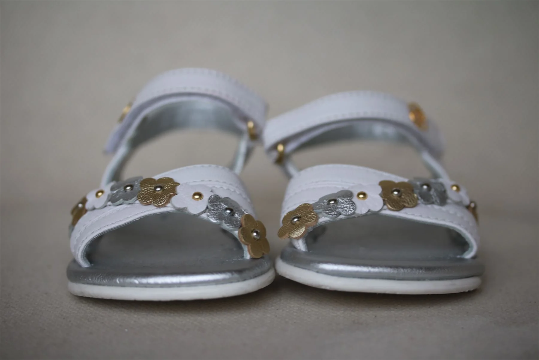 MISS BLUMARINE GIRLS WHITE, SILVER & GOLD FLOWER SANDALS EU 21 UK 4.5 - Image 3