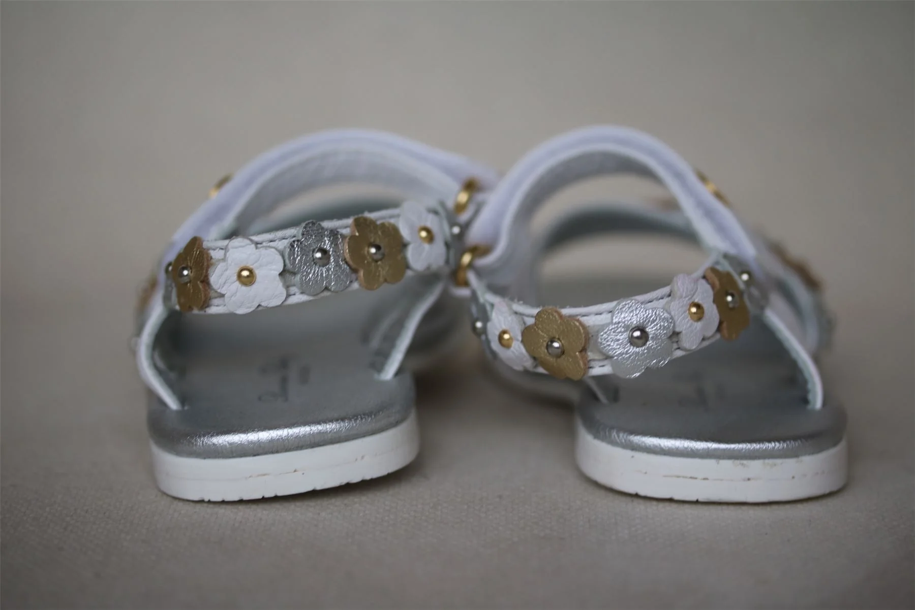 MISS BLUMARINE GIRLS WHITE, SILVER & GOLD FLOWER SANDALS EU 21 UK 4.5 - Image 4
