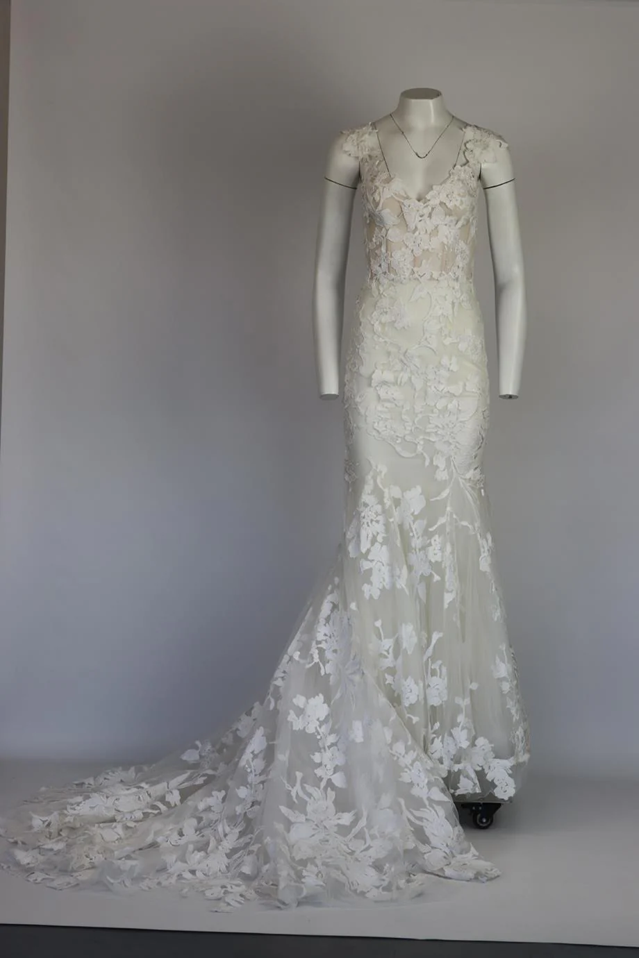 MONIQUE LHUILLIER FLORAL APPLIQUÉD TULLE AND SILK WEDDING GOWN US 8 UK 12 - Image 3
