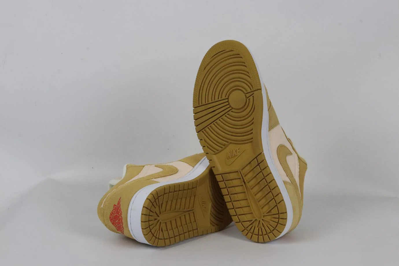 NIKE AIR JORDAN 1 CORDUROY AND SUEDE LOW TOP SNEAKERS EU 39 UK 5.5 US 8 - Image 5
