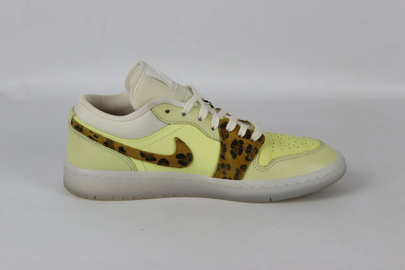 NIKE AIR JORDAN 1 LEATHER LOW TOP SNEAKERS EU 39 UK 5.5 US 8 - Image 2