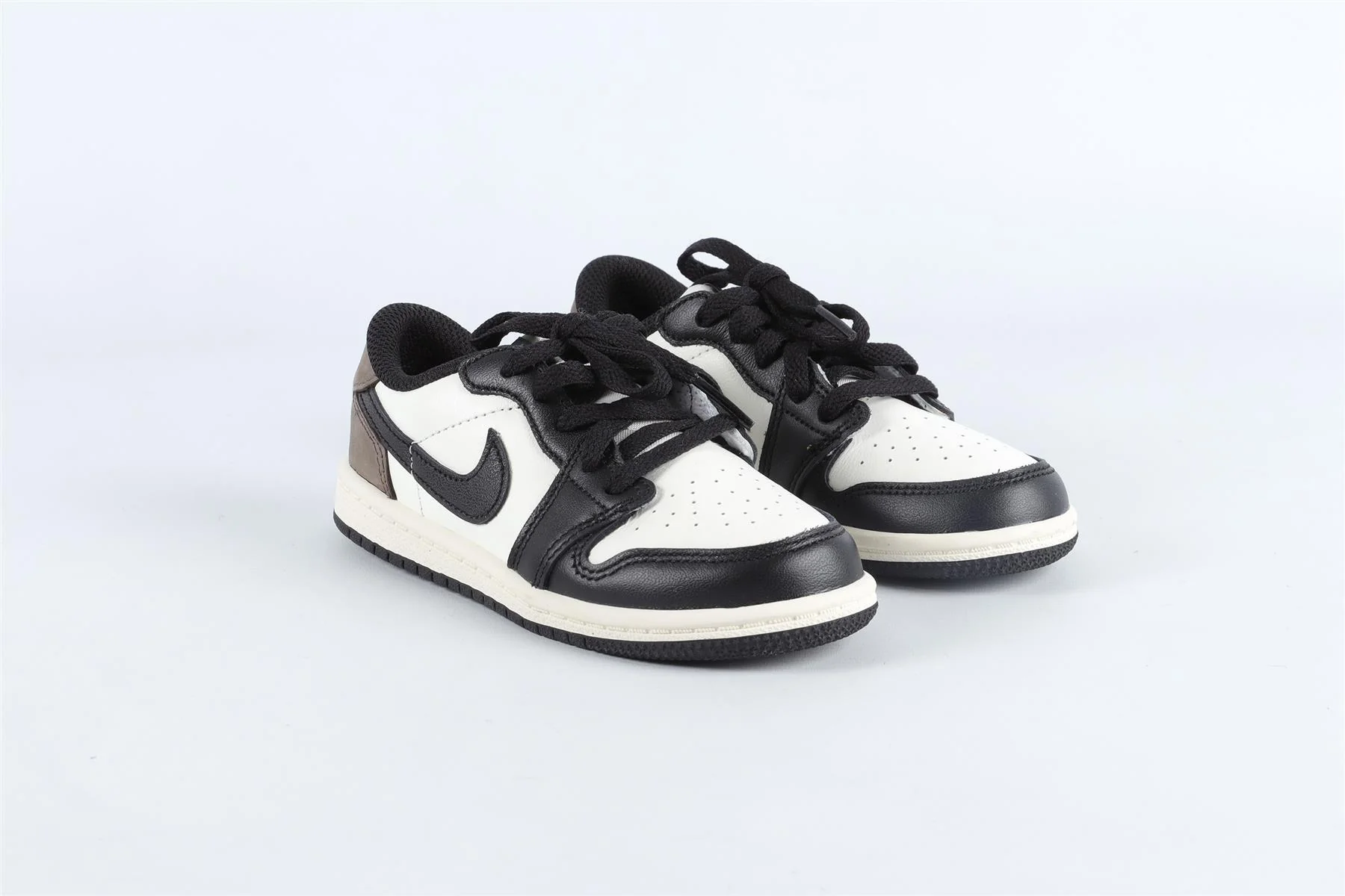 NIKE BLACK AND WHITE BOYS TRAINERS EU 27 UK 9.5 US 10 - Image 2