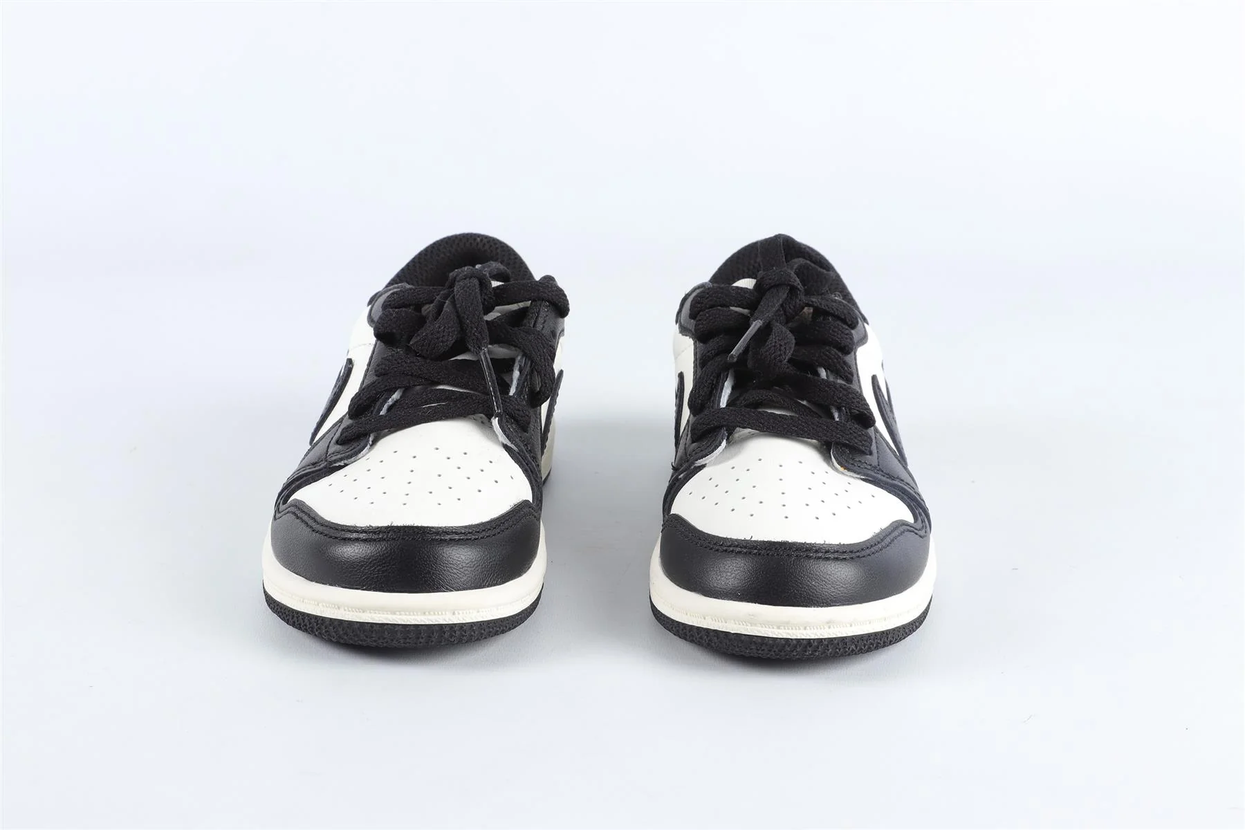 NIKE BLACK AND WHITE BOYS TRAINERS EU 27 UK 9.5 US 10 - Image 3
