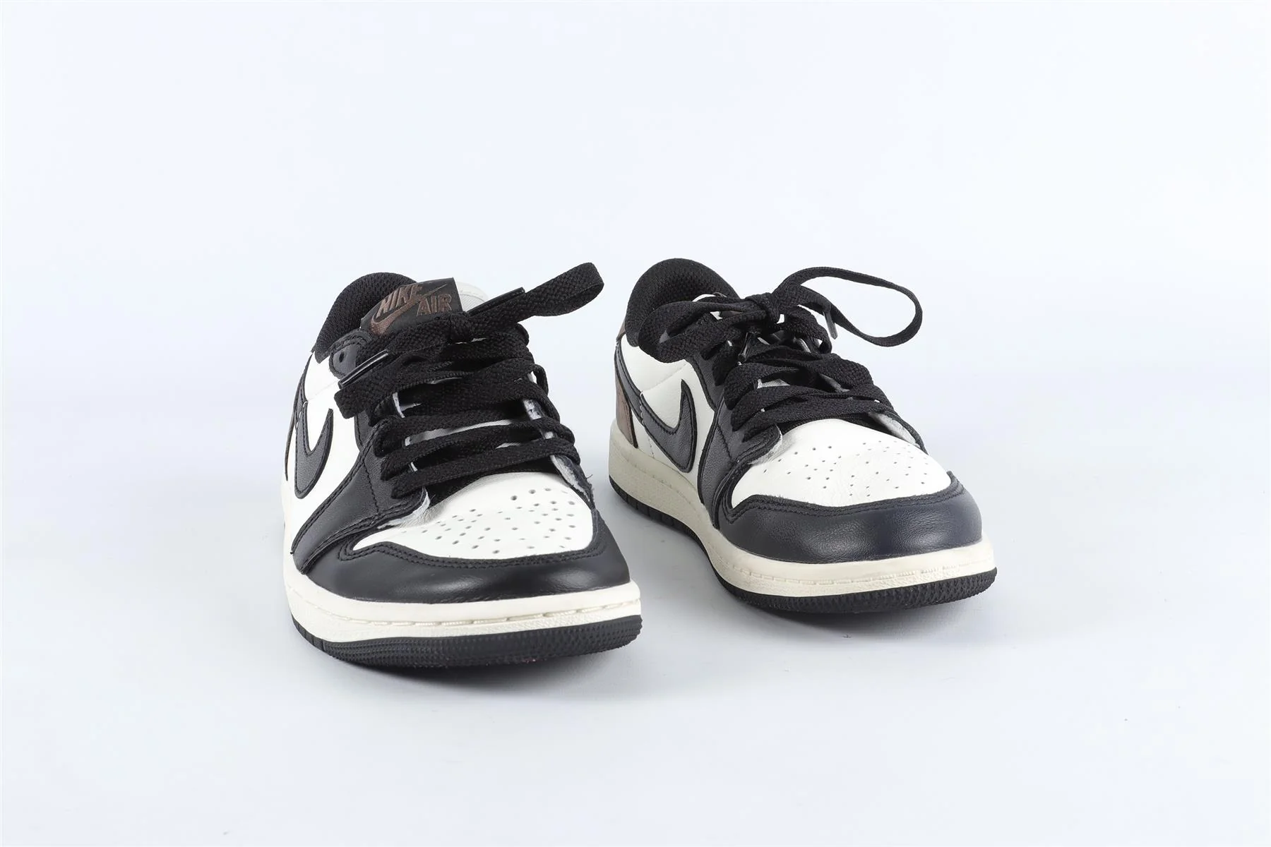 NIKE BLACK AND WHITE LEATHER TRAINERS EU 35 UK 2.5 US 3 - Image 2