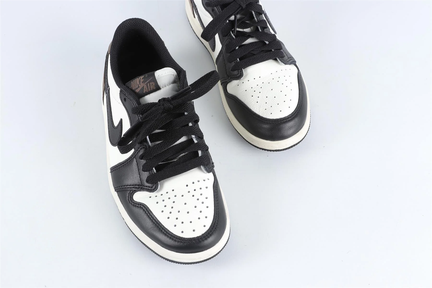 NIKE BLACK AND WHITE LEATHER TRAINERS EU 35 UK 2.5 US 3 - Image 4