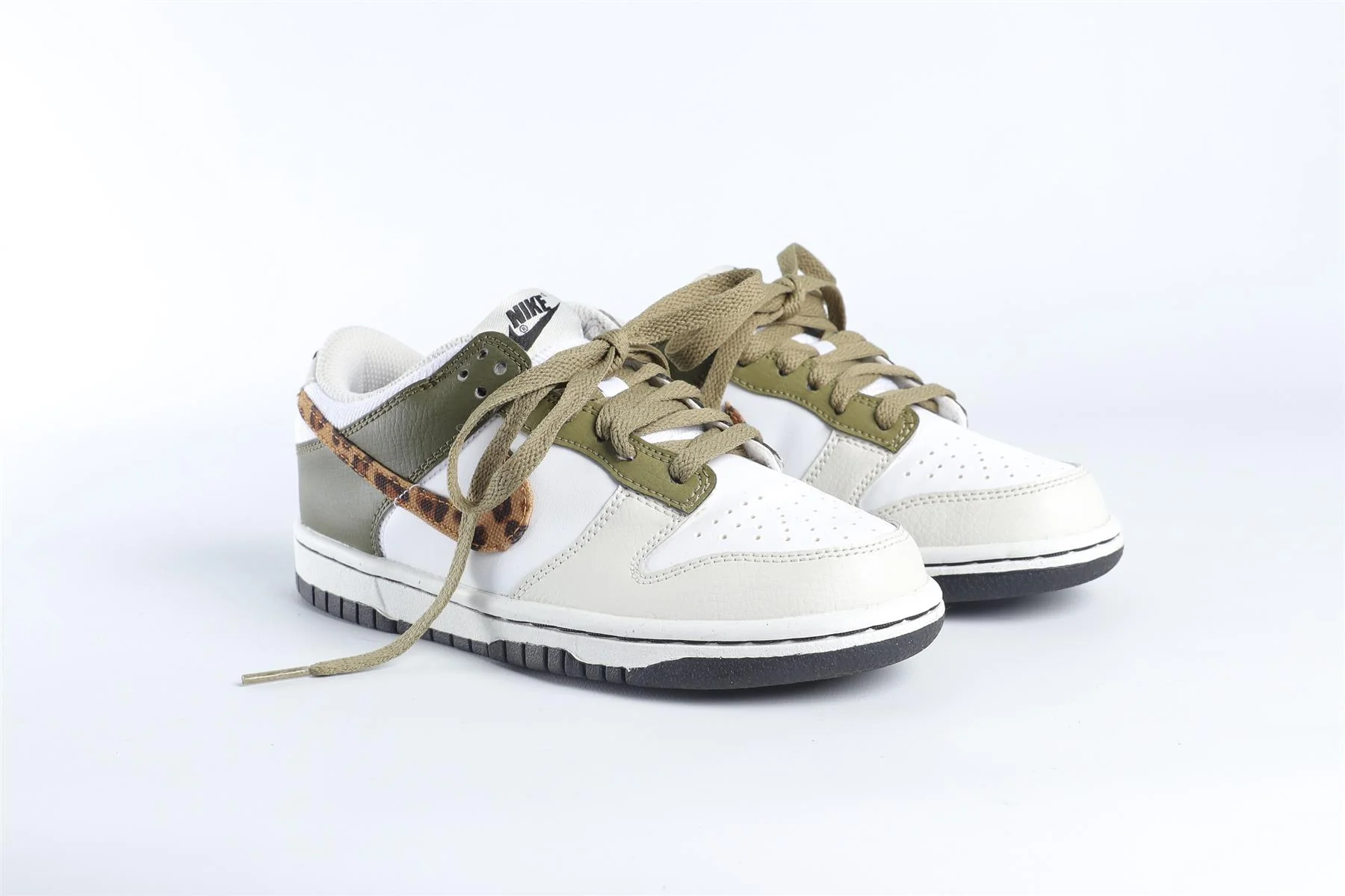 NIKE GREEN KIDS LEATHER SNEAKERS EU 35.5 UK 3 US 3.5 - Image 2