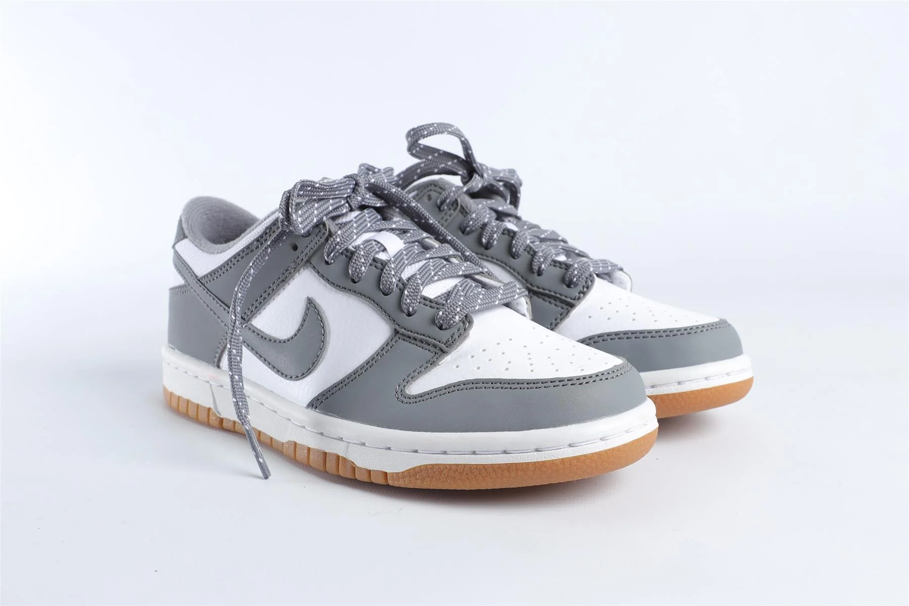 NIKE GREY KIDS LEATHER SNEAKERS EU 35.5 UK 3 US 3.5 - Image 2