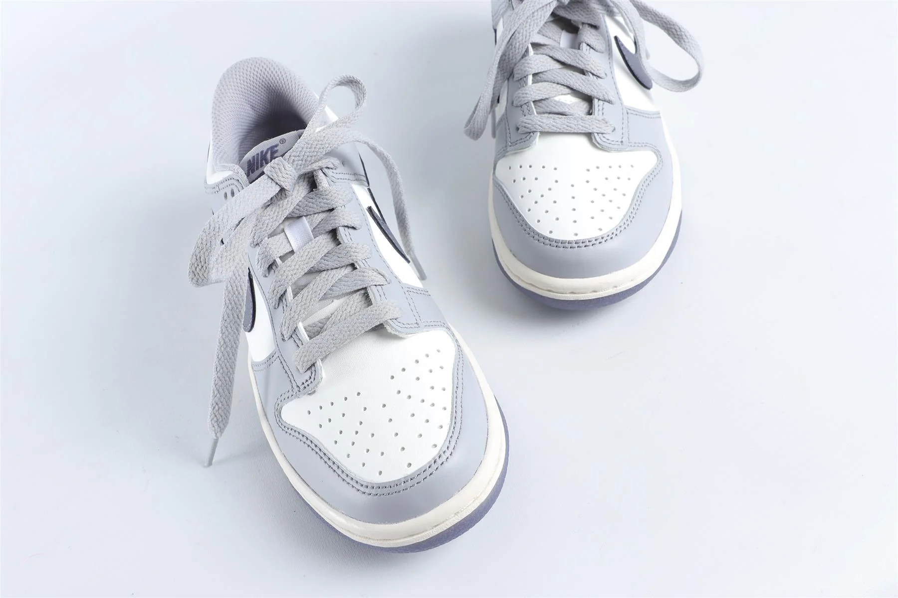 NIKE GREY KIDS LEATHER SNEAKERS EU 35.5 UK 3 US 3.5 - Image 4