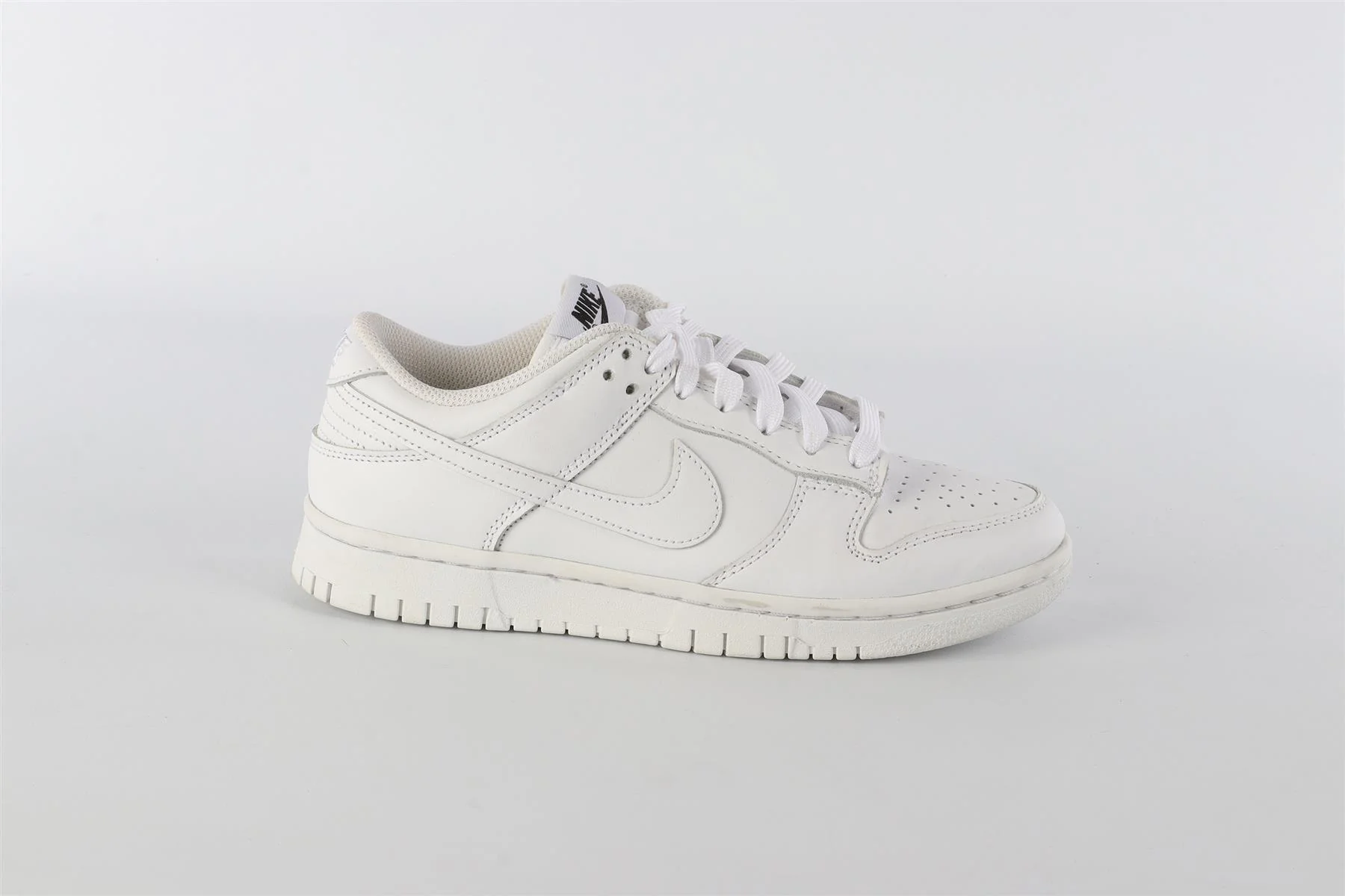 NIKE WHITE LEATHER TRAINERS EU 38 UK 5 US 8 - Image 2